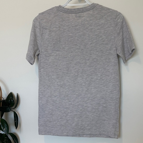 Hurley Gray Tee with Vibrant Shark Design - Picture 4 of 4